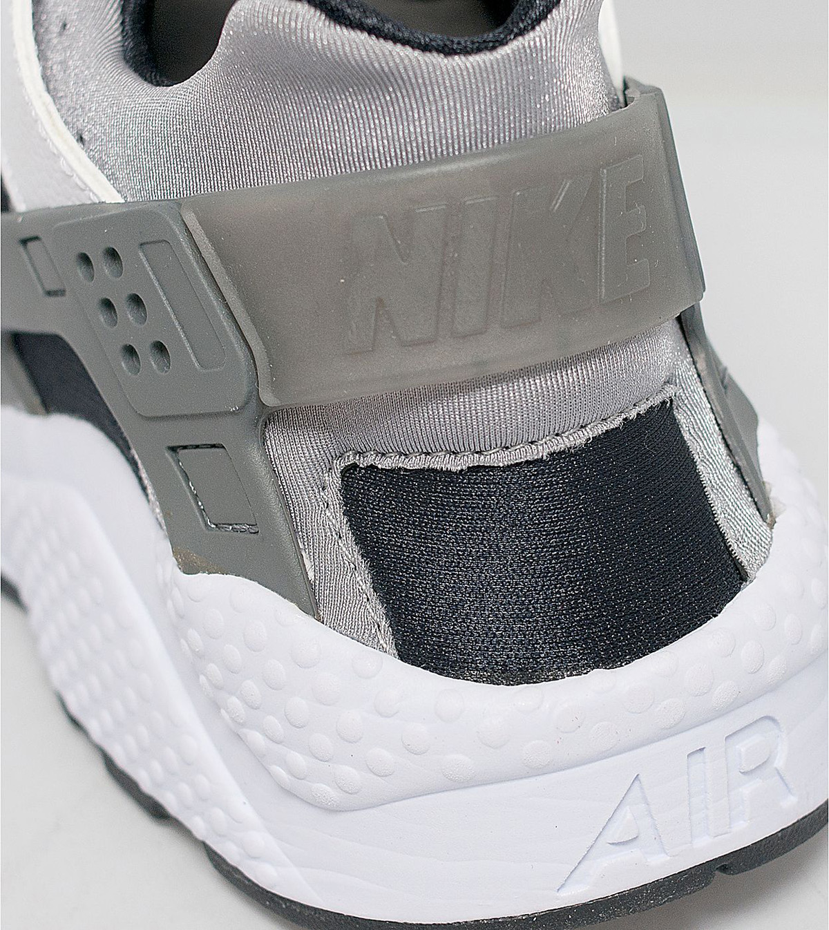 Nike-Air-Huarache-white-wolf-grey-black-4