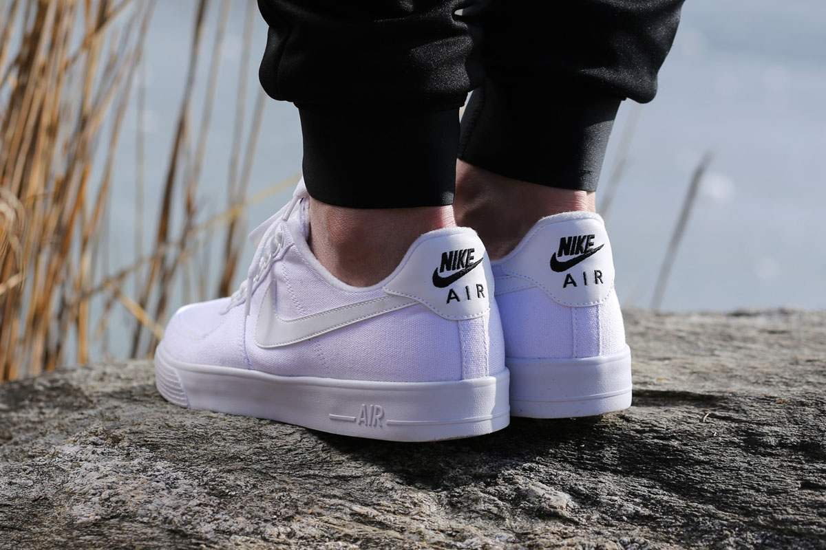 air force one low white on feet
