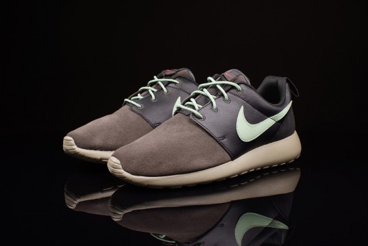 nike roshe run green and black