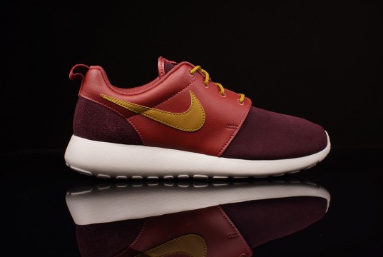 nike roshe run burgundy