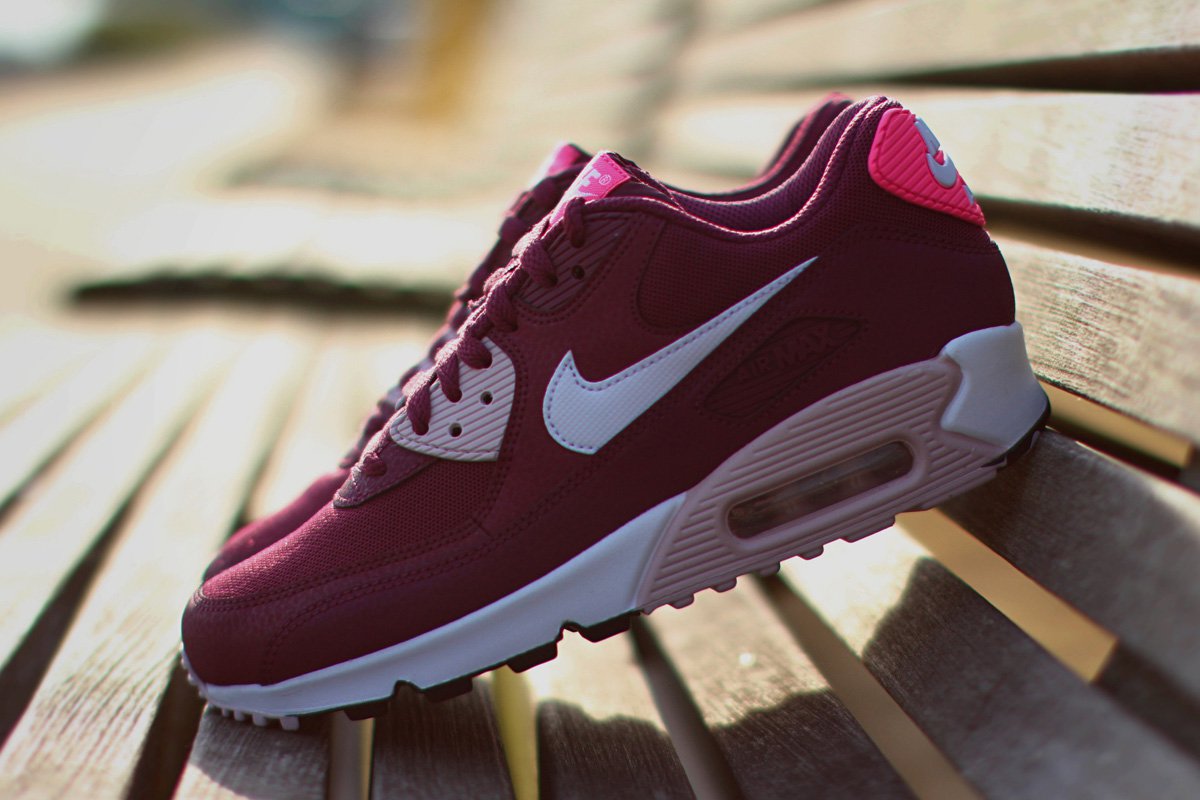 Nike-WMNS-Air-Max-90-Essential-Violet-Red-1
