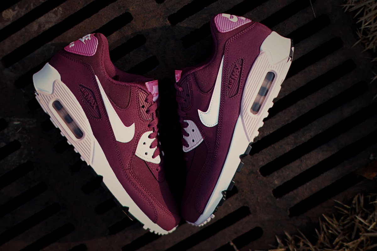 Nike-WMNS-Air-Max-90-Essential-Violet-Red-2