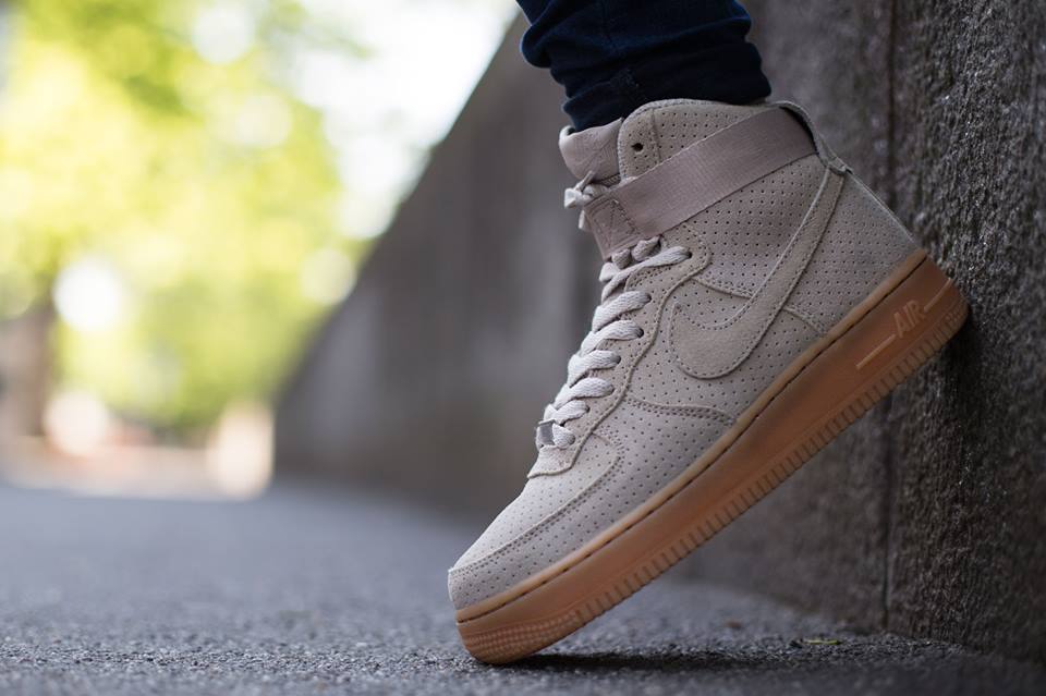 Nike WMNS Air Force 1 High Suede String
