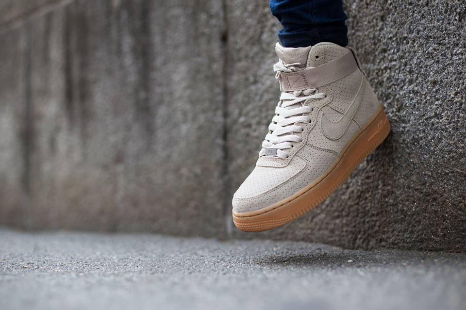 Nike WMNS Air Force 1 High Suede String