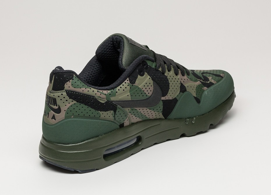 green camo nike