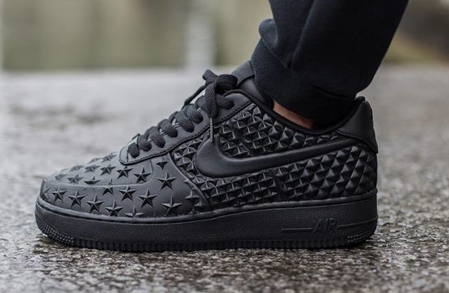 black air force ones with stars