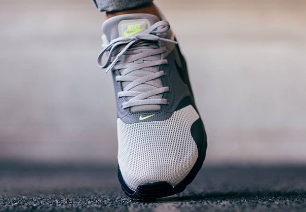 Nike Air Max Tavas Neon Grey
