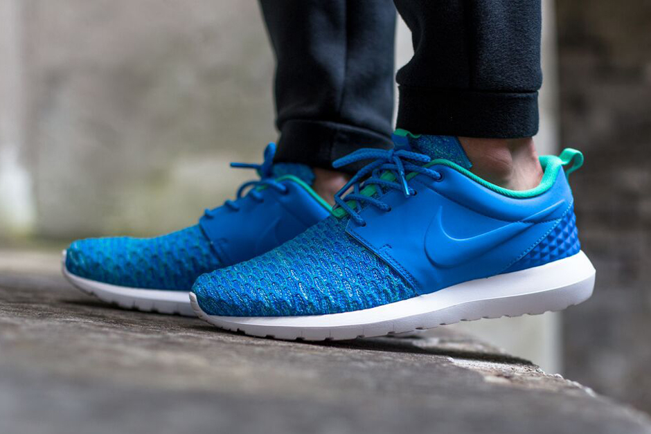 Nike Flyknit Roshe Run PRM Photo Blue, Soar Blue, Atomic Teal 746825-400.  This Nike Flyknit Roshe Run Premium Photo Blue is now available at select Nike.