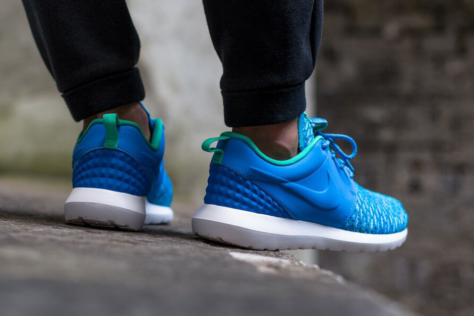 Nike Flyknit Roshe Run PRM Photo Blue, Soar Blue, Atomic Teal 746825-400.  This Nike Flyknit Roshe Run Premium Photo Blue is now available at select Nike.