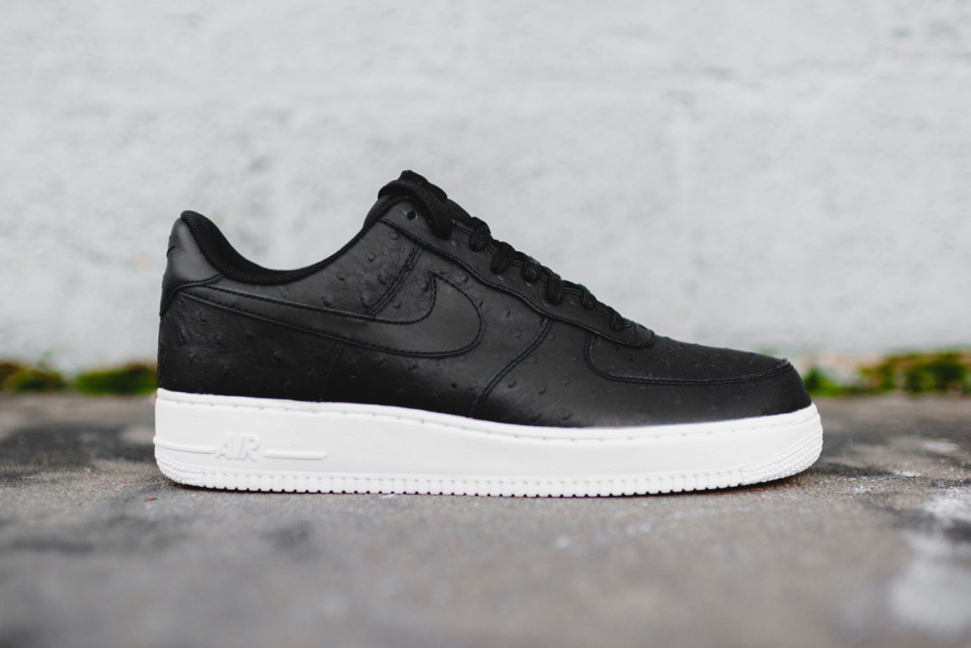 Nike Air Force 1 Ostrich Black Red
