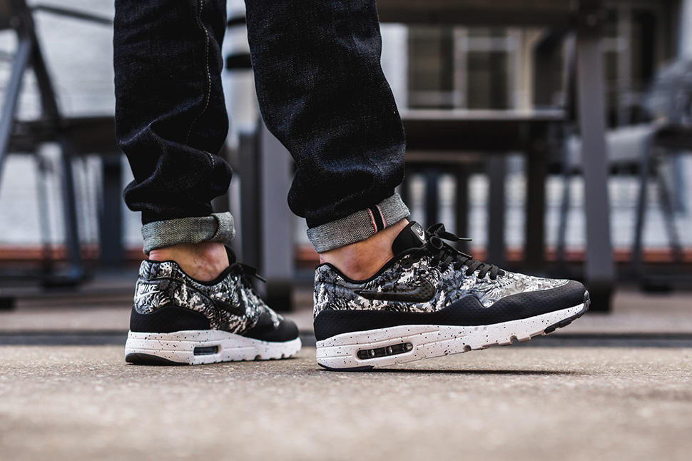 air max one black and white