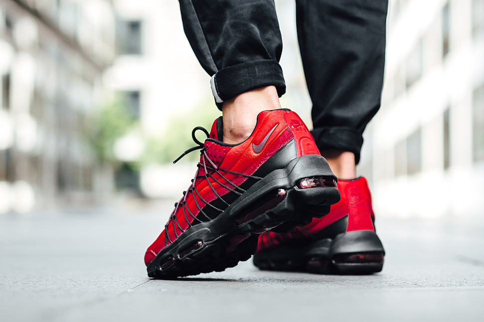 Air max 95 store red on feet