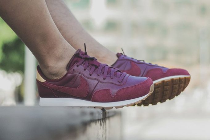 nike air pegasus maroon