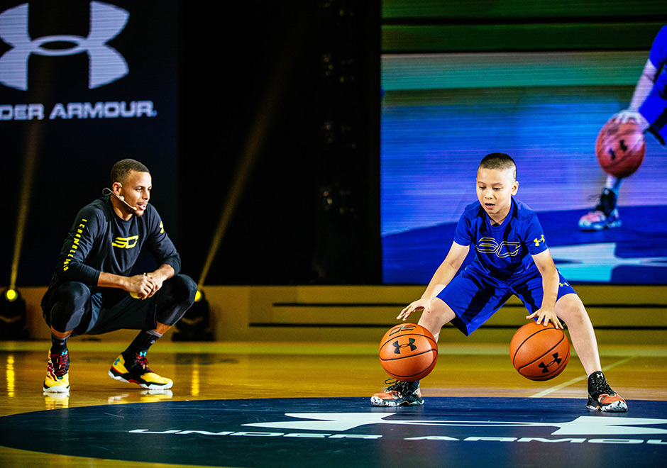 Steph curry store wearing curry 3