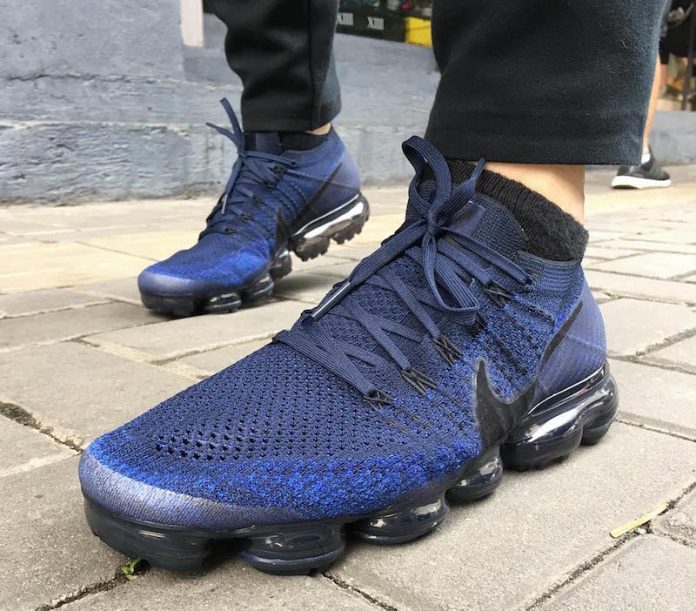 navy vapormax