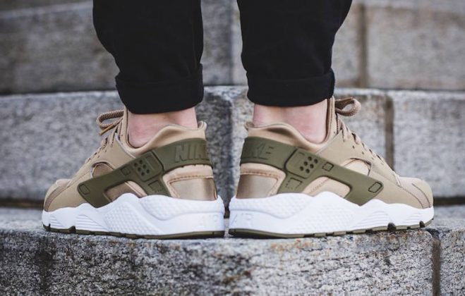 nike air huarache trainers in khaki and burgundy mix