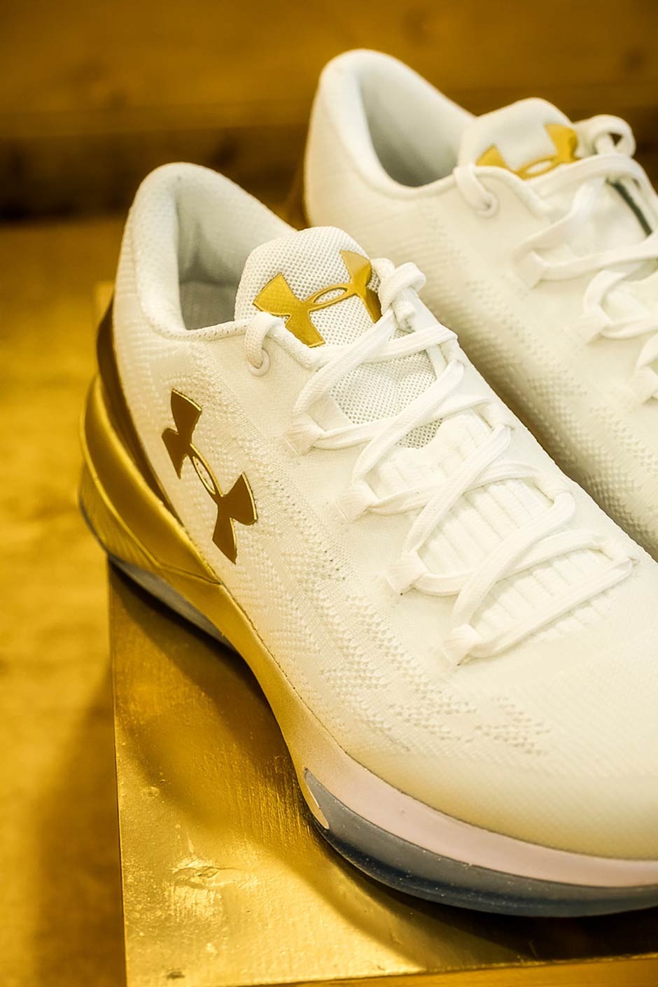curry 3 white and gold
