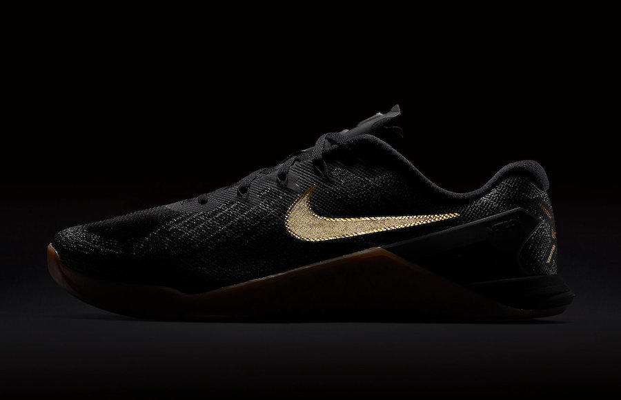 black and gold nike metcon