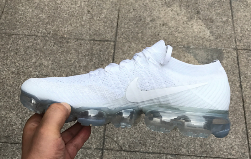 nike air vapormax triple white