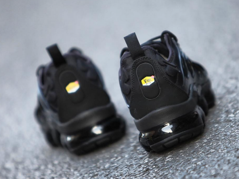 vapor max plus black blue