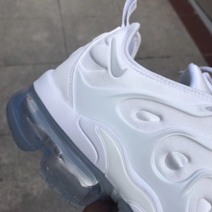 vapormax plus triple white