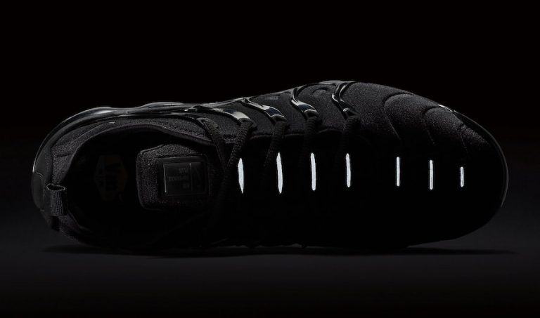 vapormax plus black and gray