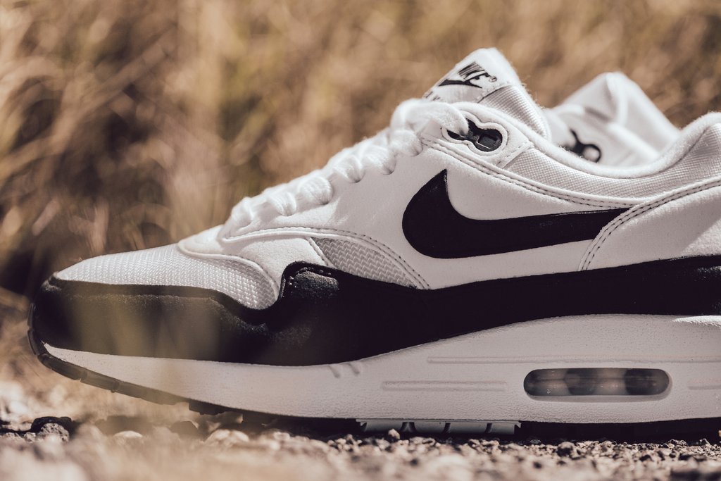 black and white air max 1