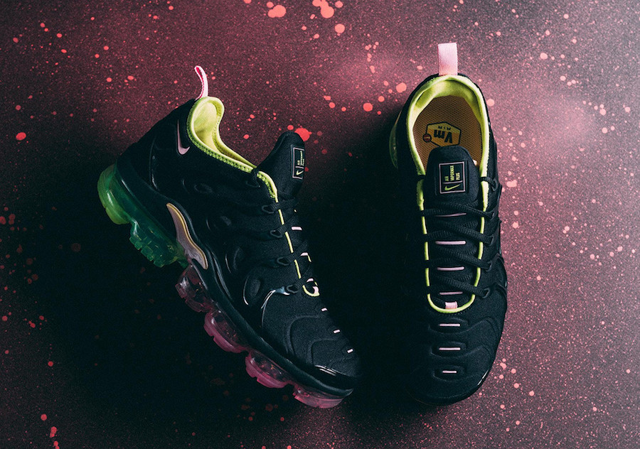 black and pink vapormax plus