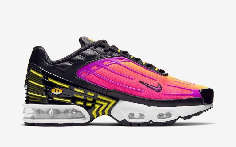 black and purple air max plus