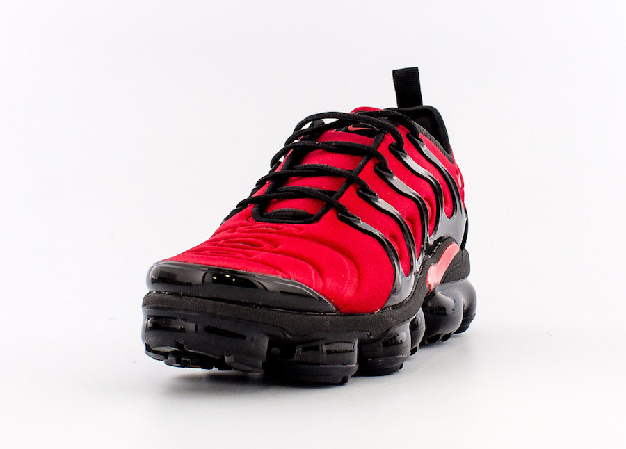 vapormax plus university red and white