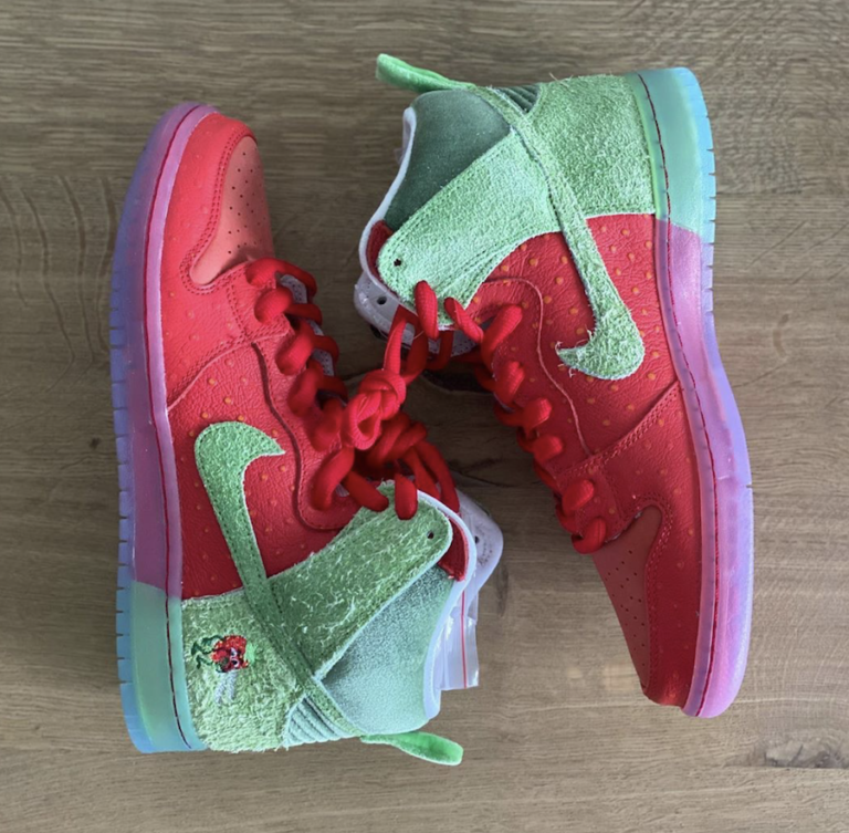 dunk low strawberry cough