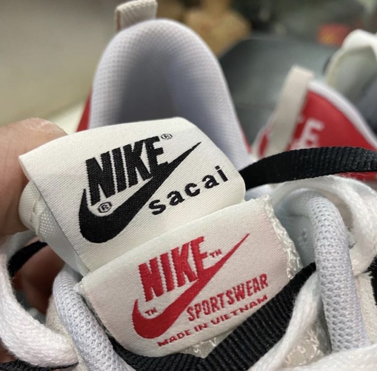 sacai x nike vaporwaffle royal fuchsia