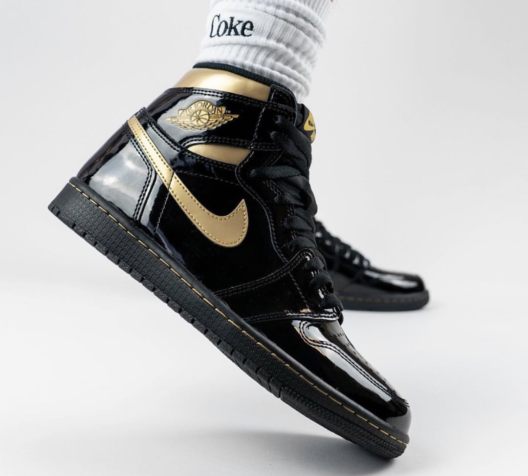 Air Jordan 1 Black Gold 555088-032 Release Date On-Feet