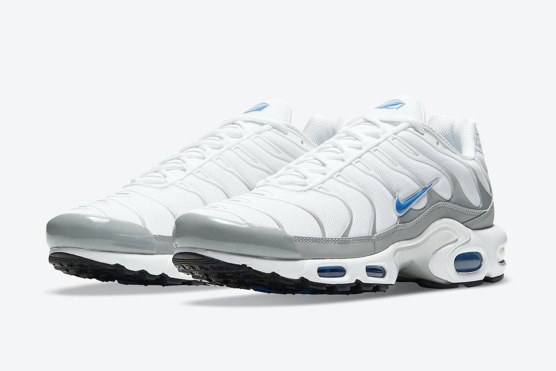 white nike shoes with blue tick