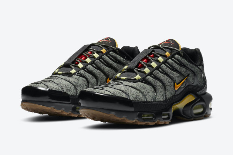 nike air max plus black with gold check