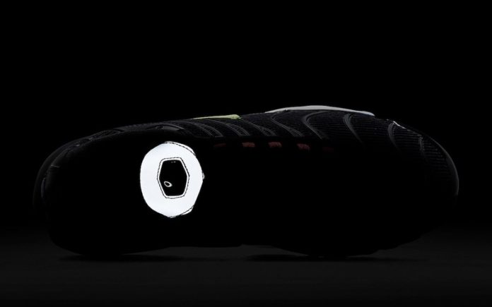 Nike Air Max Plus Black Corduroy DA5561-001 Release Date - SBD