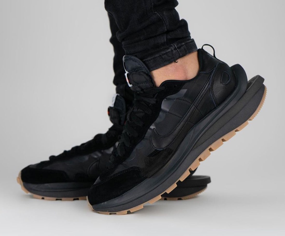 Sacai Nike VaporWaffle Off Noir DD1875-001 Release Date On-Feet