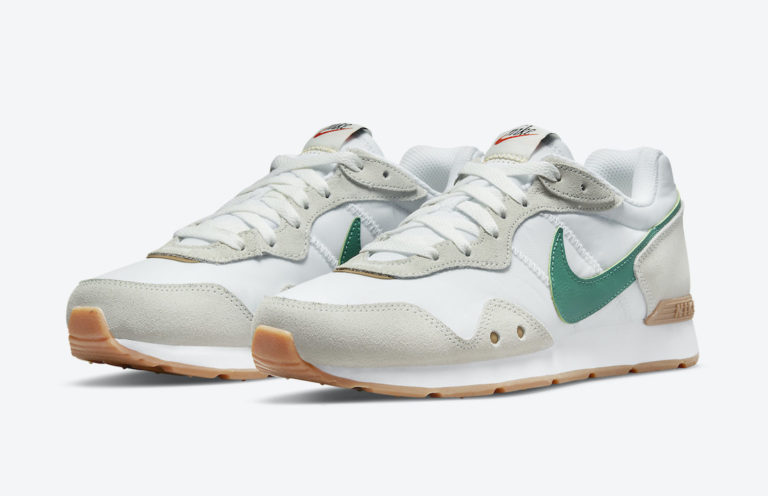 nike men's venture runner sneaker tan