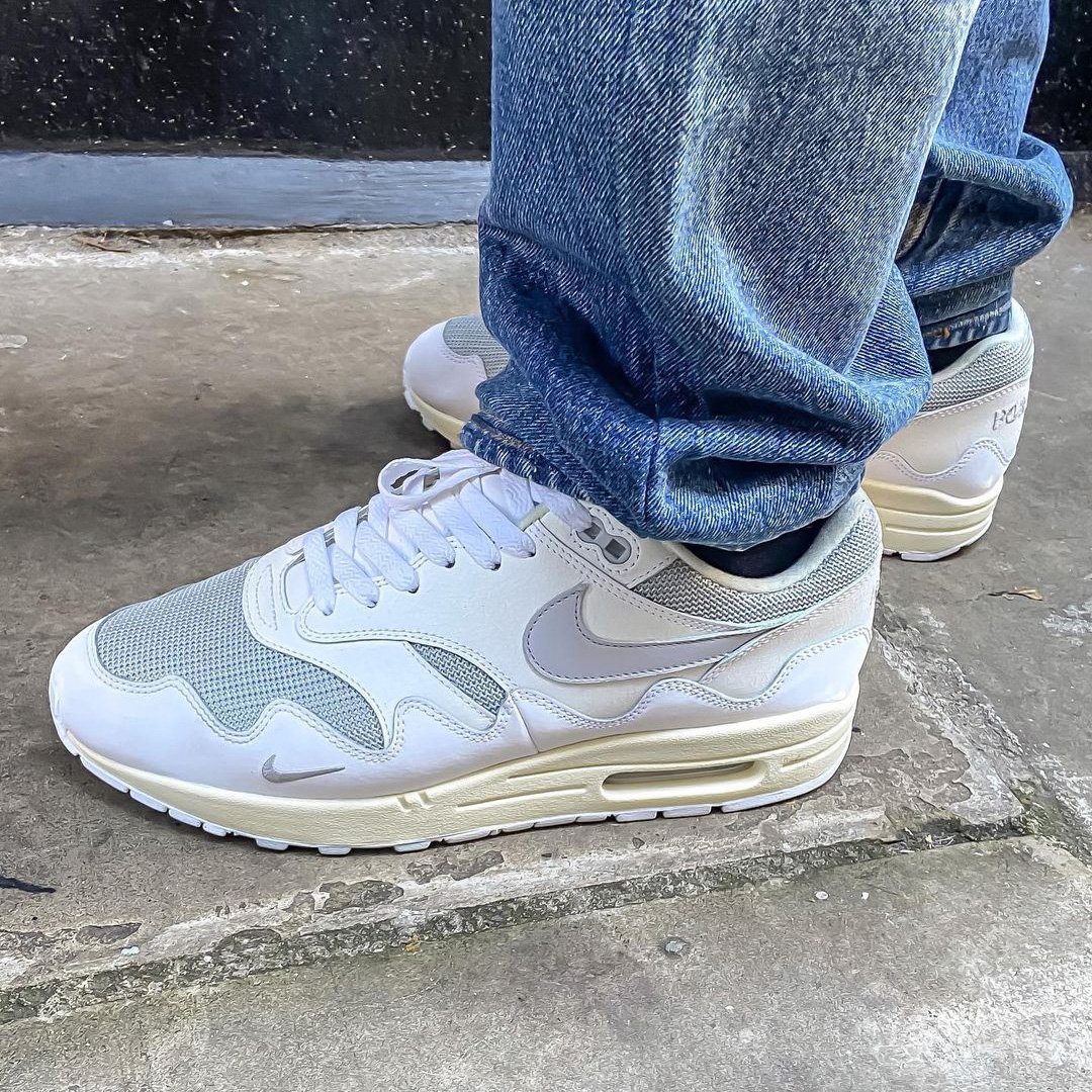 air max 1 on feet