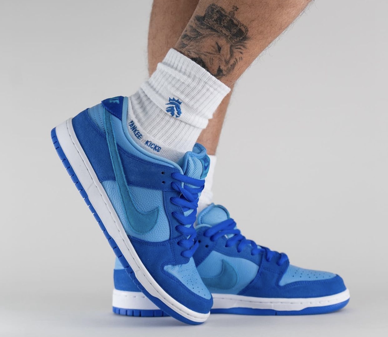 Nike SB Dunk Low Azul Frambuesa DM0807-400 Fecha de lanzamiento On-Feet