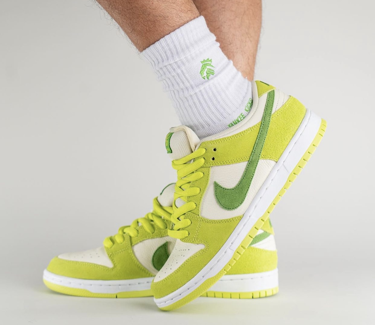 Nike SB Dunk Low Green Apple DM0807-300 Release Date On-Feet