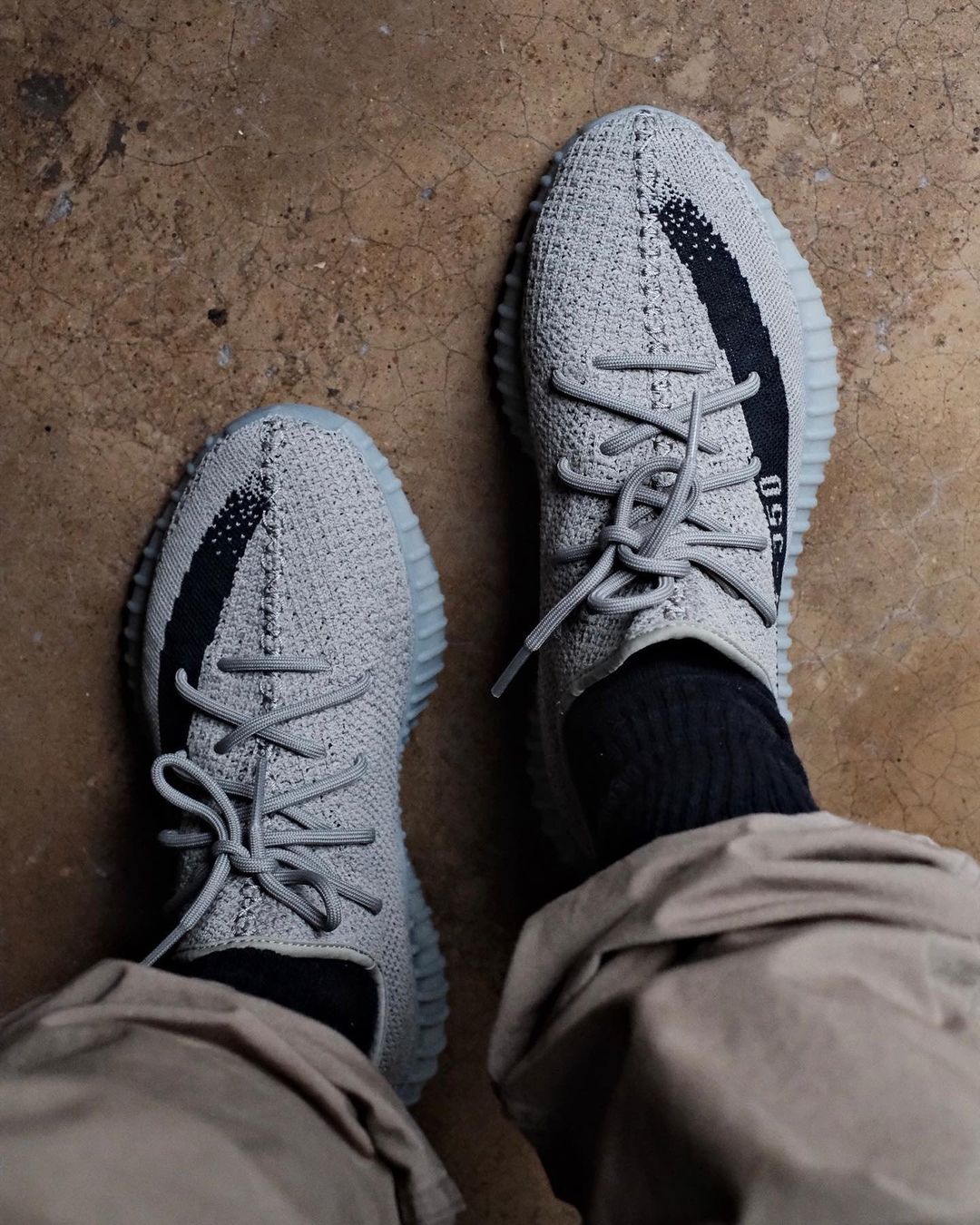 ブーストグラナイトYEEZY BOOST 350 V2 GRANITE CORE BLACK