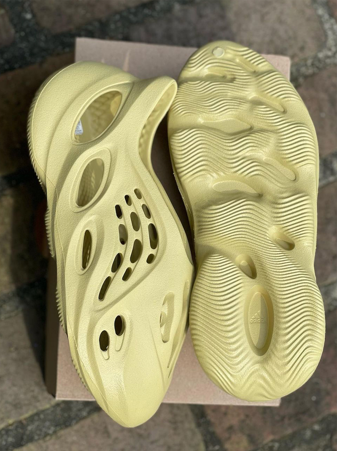 新作大特価adidas YEEZY Foam Runner sulfur GV6775 サンダル