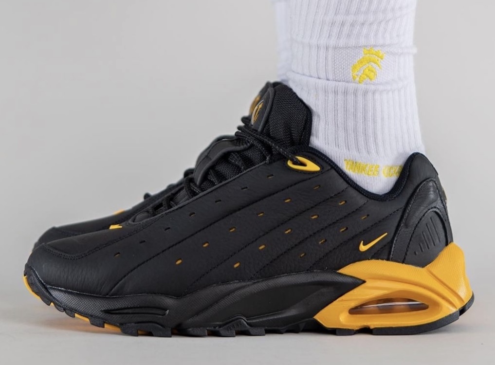 nike black gold sneakers