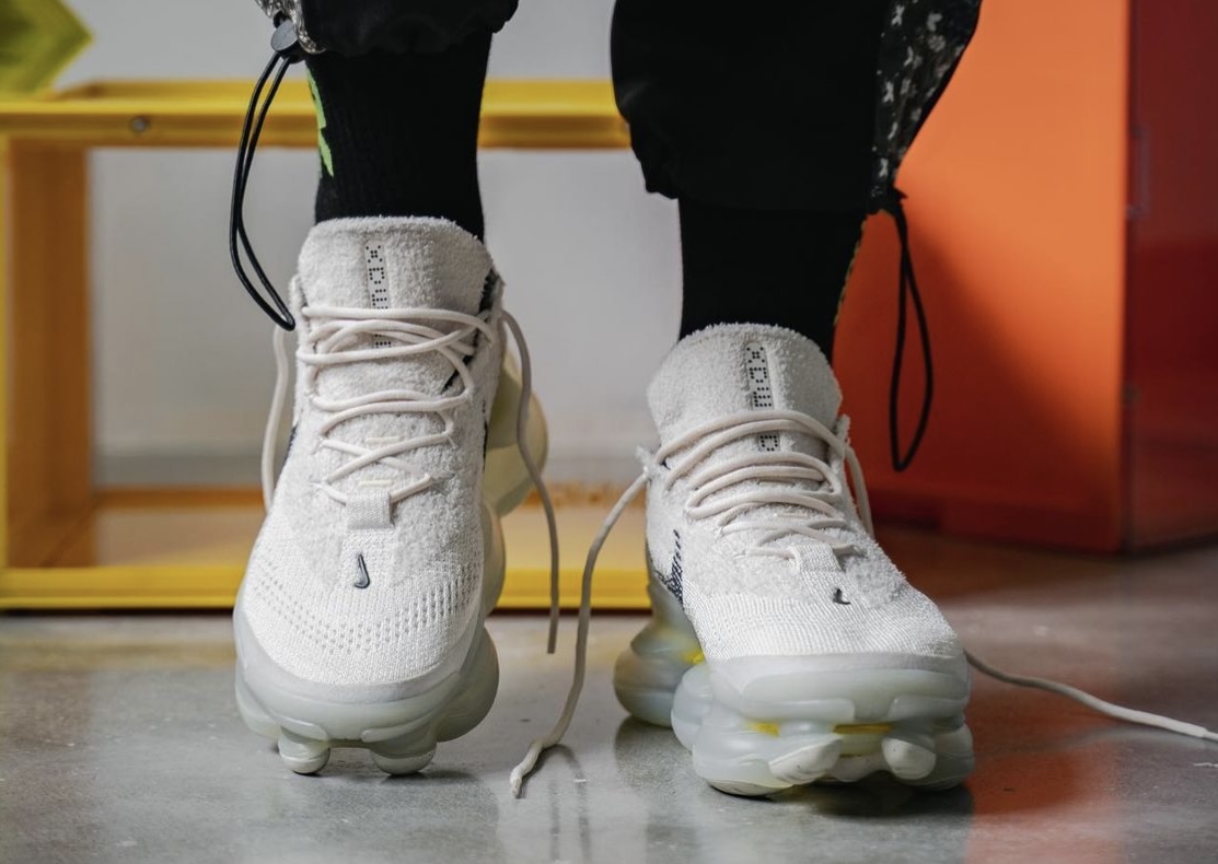 Nike Womens Shox R4 Black Max Orange 2019 Scorpion Release Date On-Feet