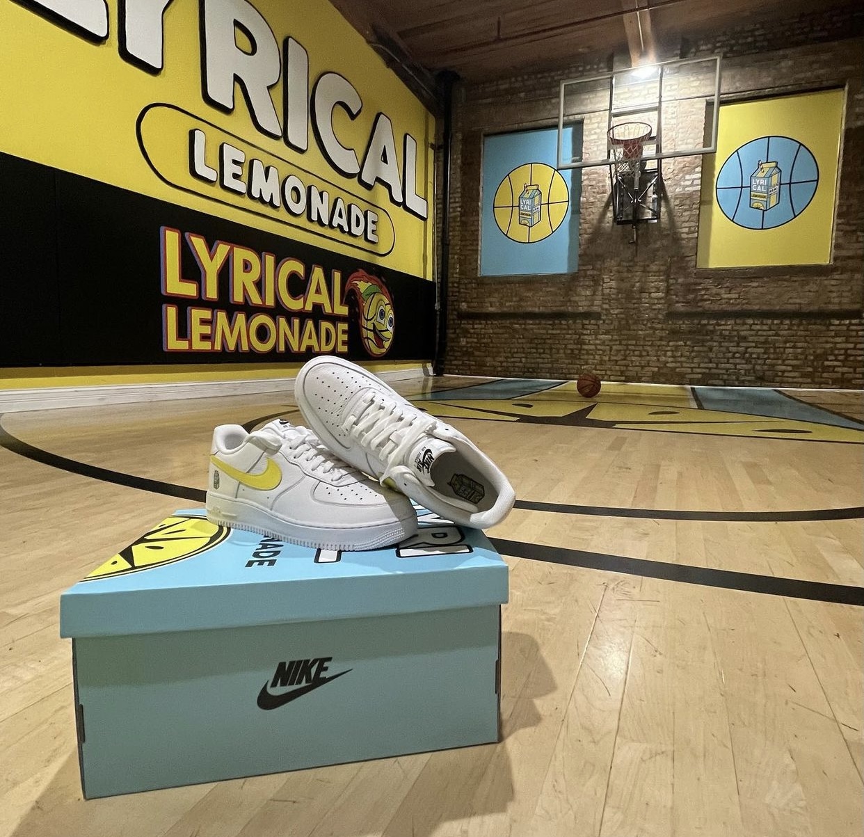 Lyrical Lemonade Nike Air Vit t-shirt med märkestryck Low Release Date