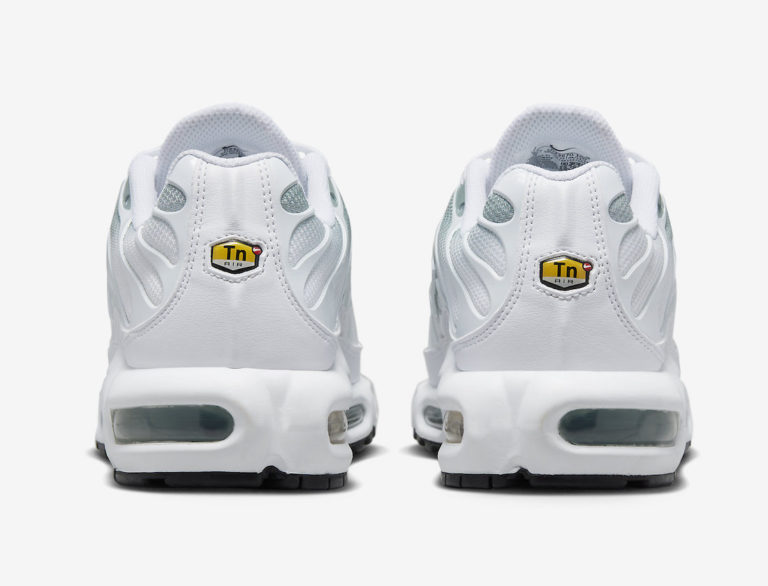 white and green nike air max