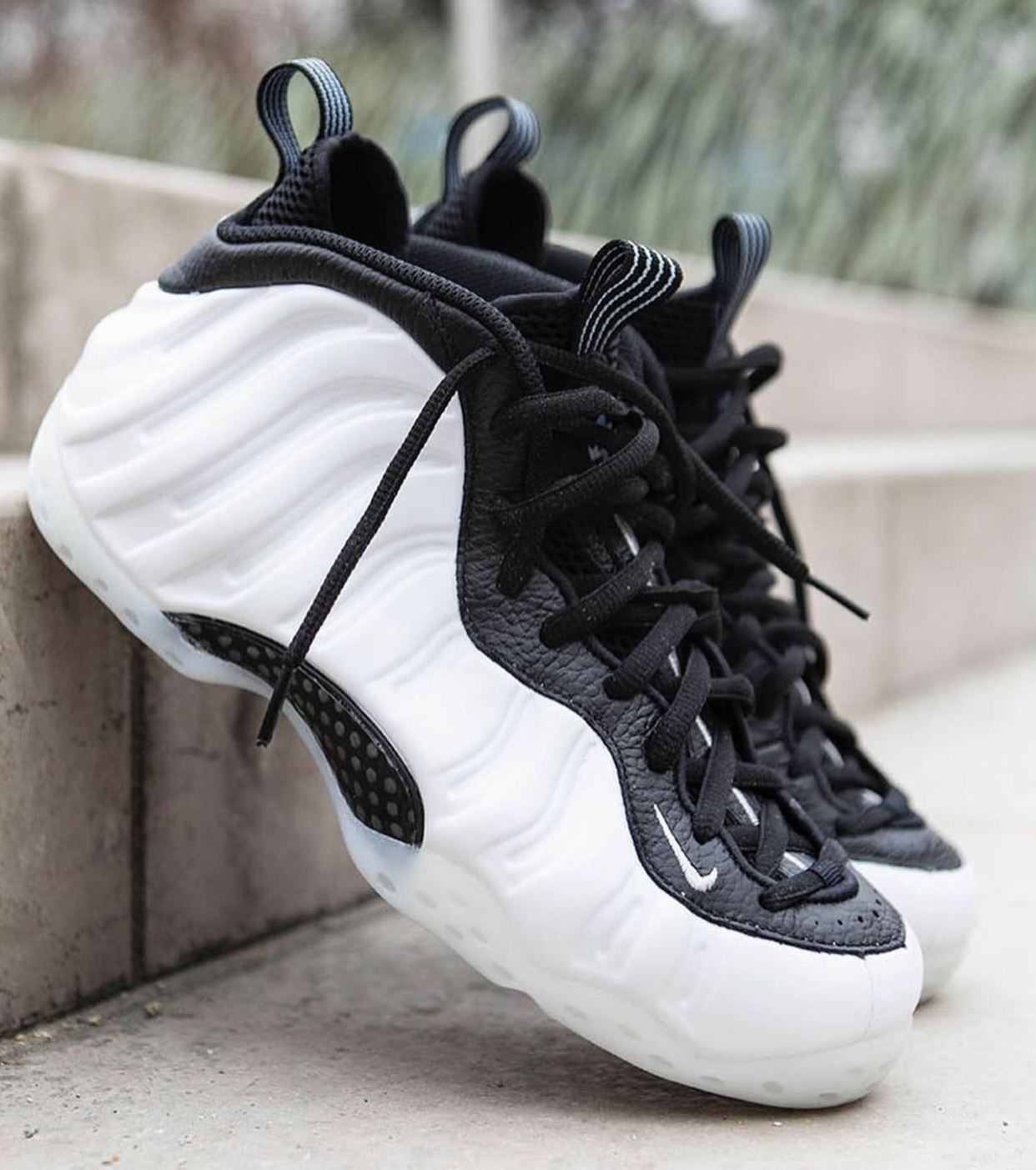 Nike air foamposite hot sale black and white