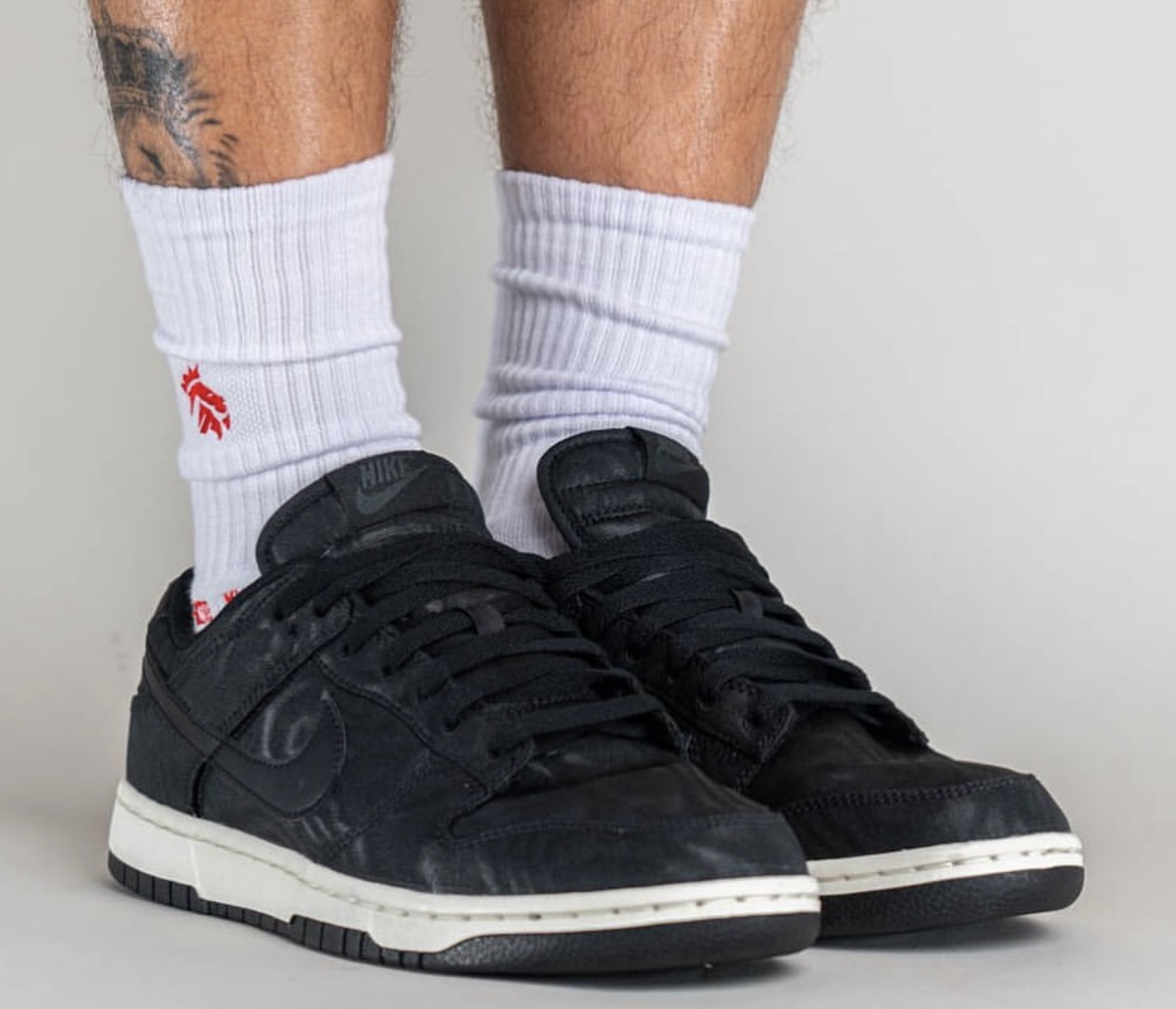 Nike Dunk Low“黑色帆布”的脚上照片