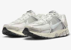 Nike Zoom Vomero 5 Royal Tint Photon Dust Womens